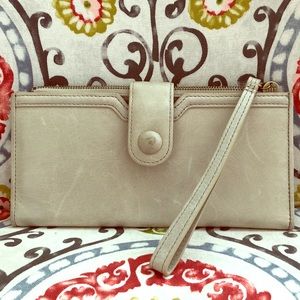 Hobo Britta Wallet/Wristlet in linen